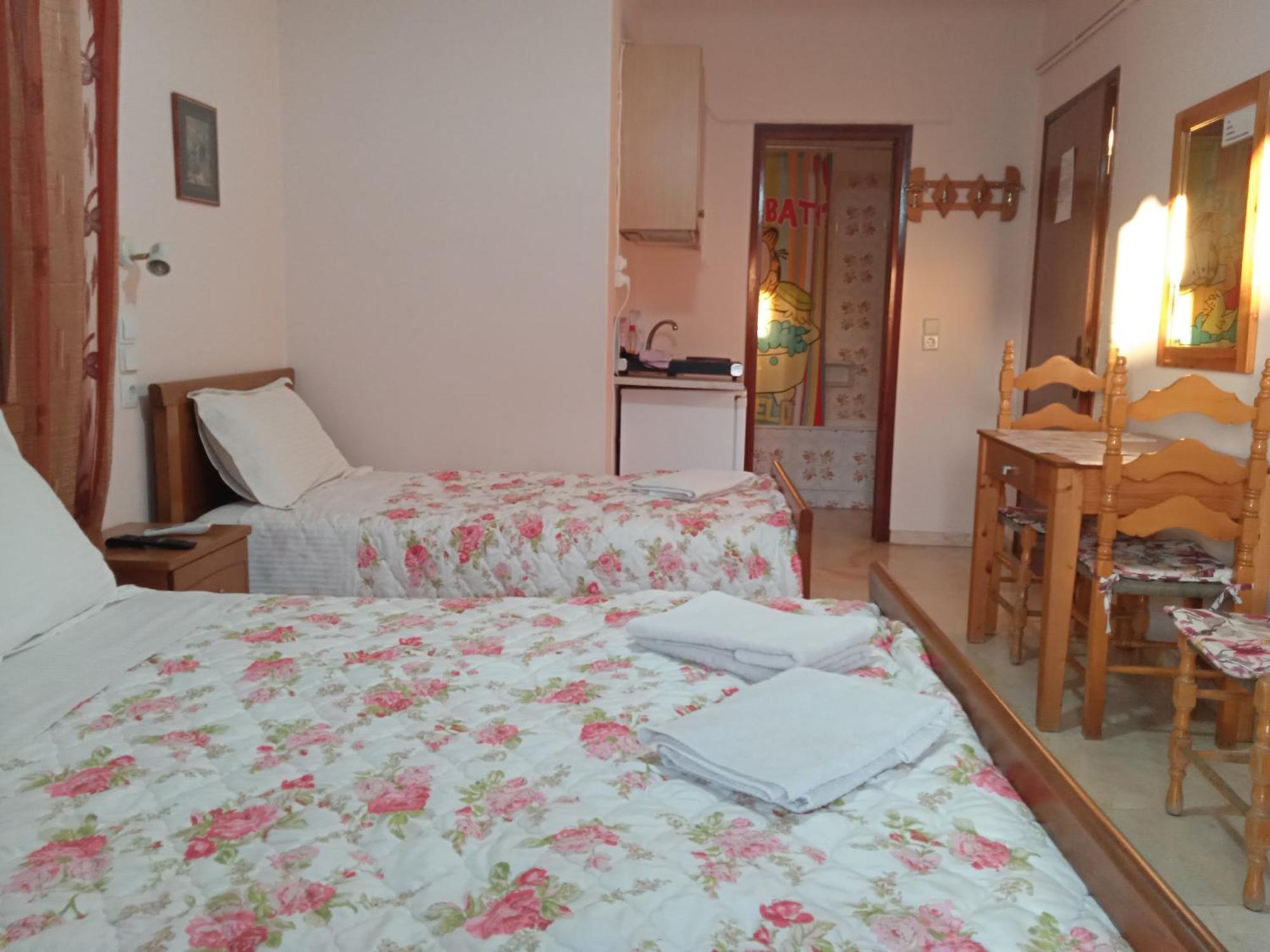 Dimitra Pentaliou Rooms Kamena Vourla Rum bild
